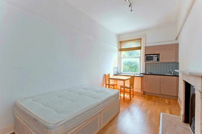 Apartment To Rent In Belsize Avenue, Belsize Park, London, NW3