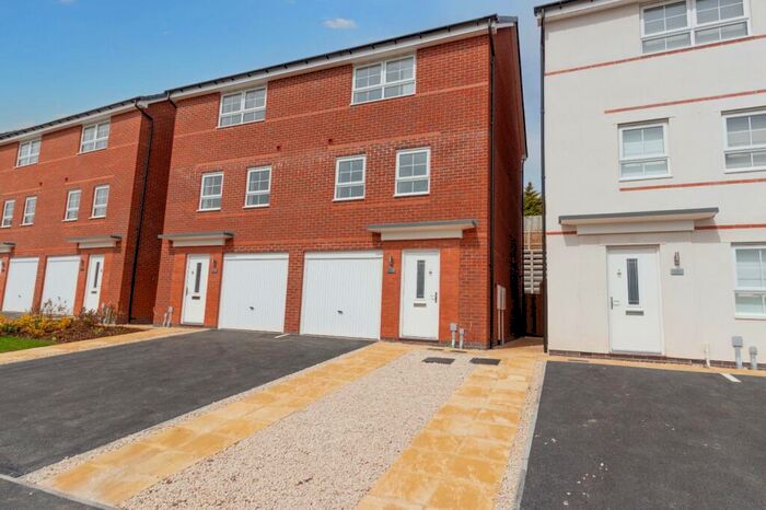 3 Bedroom Semi-Detached House To Rent In Hillcrest Road, Nuneaton, Warwickshire, CV10