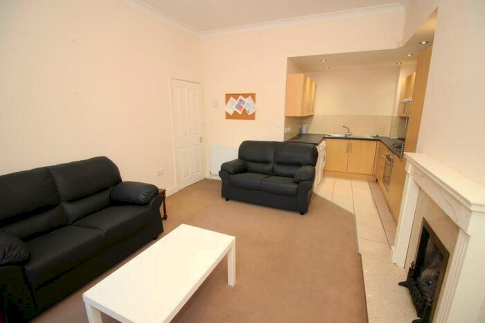 3 Bedroom Flat To Rent In Hazelwood Avenue, Jesmond, Newcastle Upon Tyne, NE2