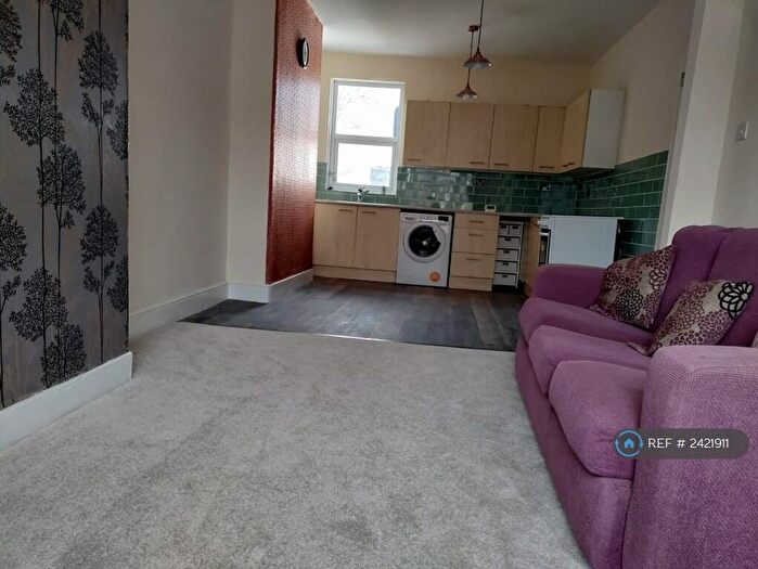 2 Bedroom Flat To Rent In Warren Rd, Romford, E10