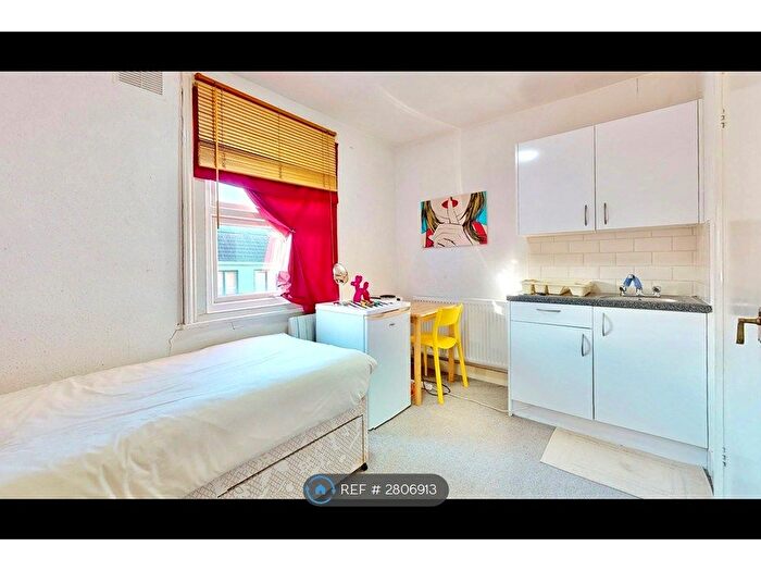 Studio To Rent In Golders Green Road, London, NW11