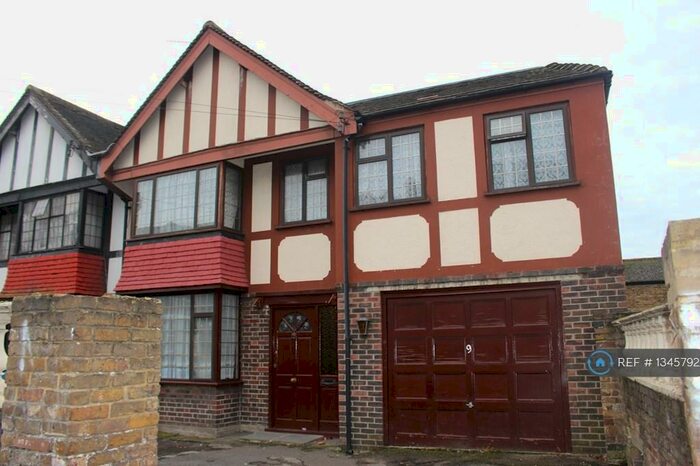 4 Bedroom Semi-Detached House To Rent In Ledbury Road, Croydon, CR0