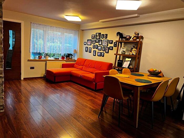 2 Bedroom Flat To Rent In Clymping Dene, Feltham, TW14