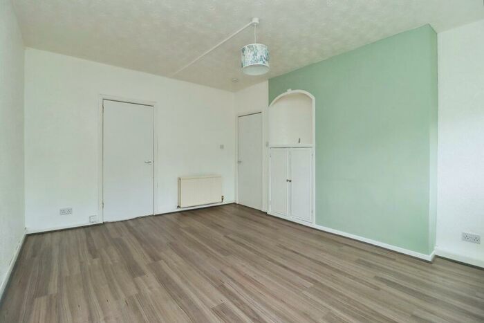 2 Bedroom Flat To Rent In Beveridge Street, Dunfermline, Fife, KY11