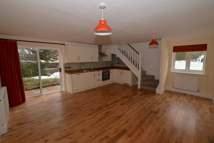 2 Bedroom Cottage To Rent In Lawns Lane, Leeds, LS12