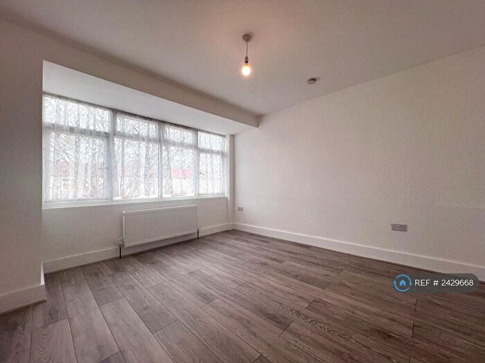 1 Bedroom Flat To Rent In Albany Park Avenue, Enfield, EN3