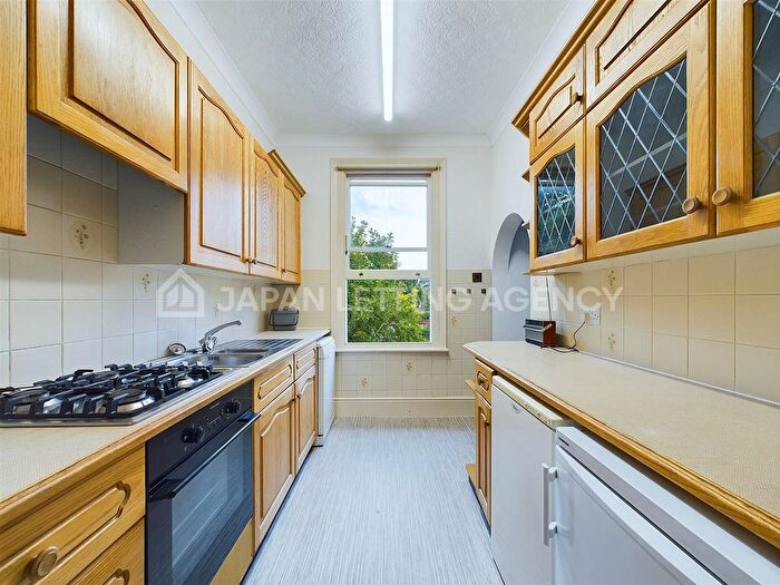 4 Bedroom Flat To Rent In Park Hill, Ealing, W5