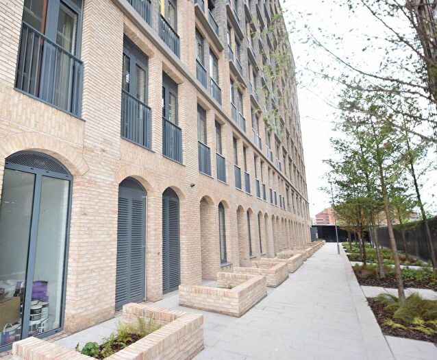 3 Bedroom Flat To Rent In Charles Clowes Walk, Nine Elms, SW11