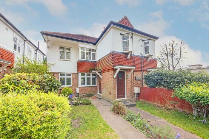 2 Bedroom Flat To Rent In Lake Road, London, SW19