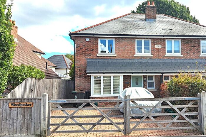 3 Bedroom Semi-Detached House For Sale In Oakwood Avenue New Milton Hampshire, BH25