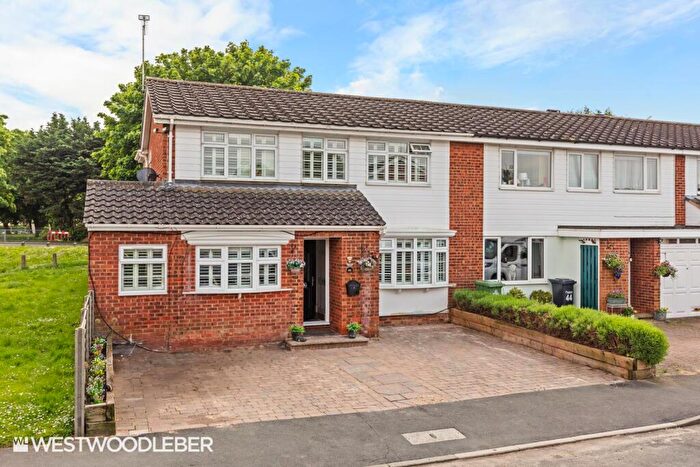 4 Bedroom Semi Detached House For Sale In Beechfield, Hoddesdon, EN11