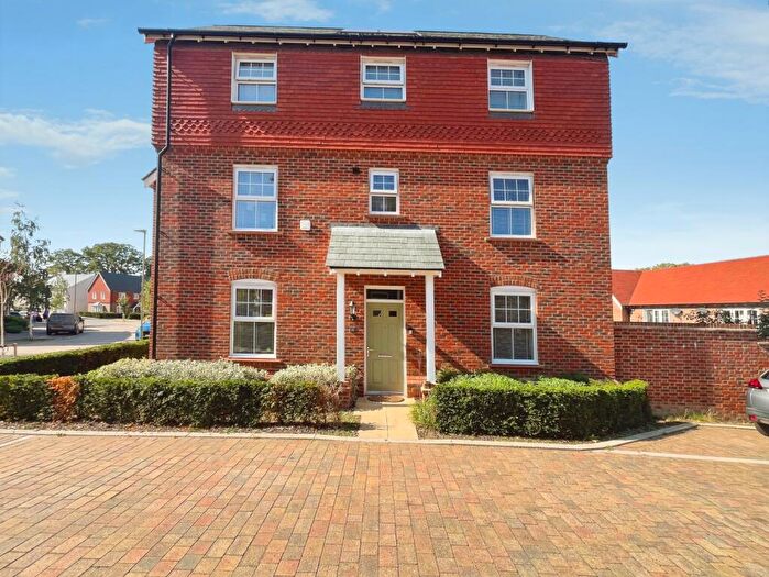 4 Bedroom Detached House To Rent In Deepford Crescent, Hook, Hampshire, RG27