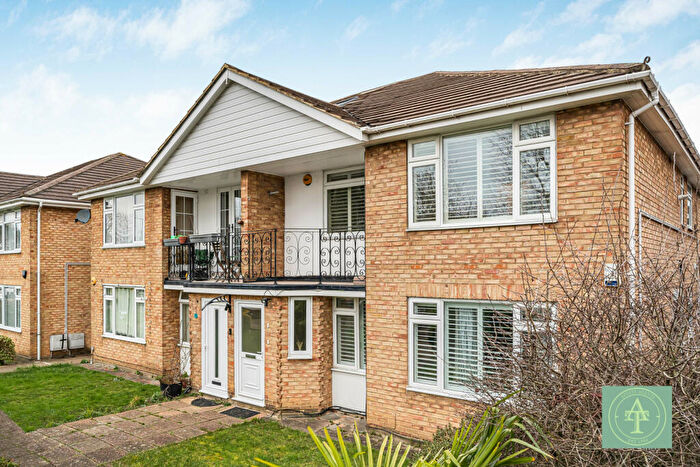 2 Bedroom Maisonette For Sale In Bramley Road, Oakwood, London, N14