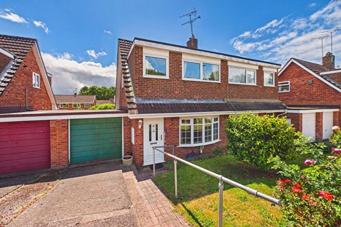 3 Bedroom Link Detached House For Sale In Hedgerow Close, Crediton, EX17