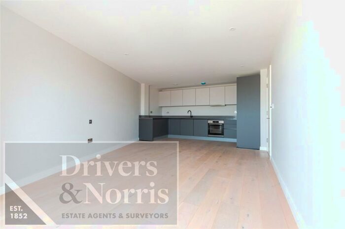 2 Bedroom Apartment To Rent In Tottenham Lane, Crouch End, London, N8