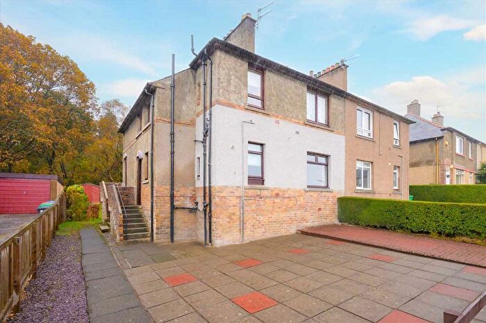 2 Bedroom Flat For Sale In Forest Place, Townhill, KY12