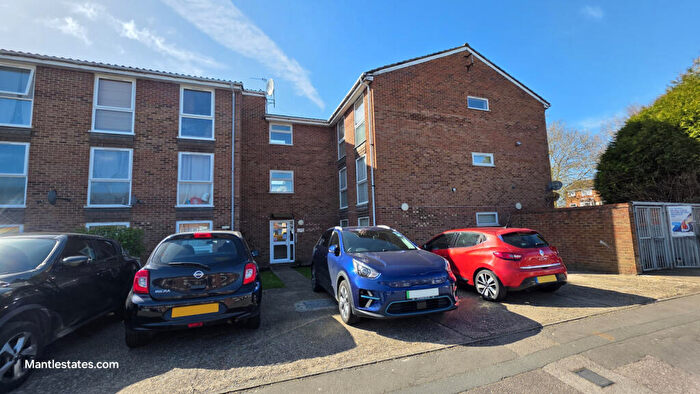 2 Bedroom Flat For Sale In Shurland Avenue, East Barnet, EN4