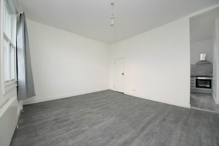 2 Bedroom Flat To Rent In Goldhawk Road, London, W12