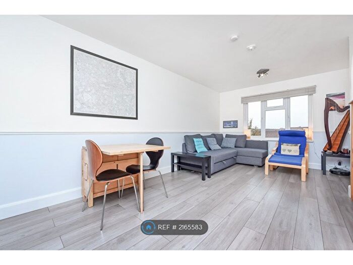 2 Bedroom Flat To Rent In Hardcastle Close, Croydon, CR0