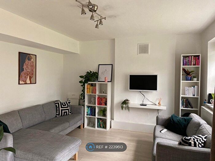 3 Bedroom Maisonette To Rent In London, London, SW4