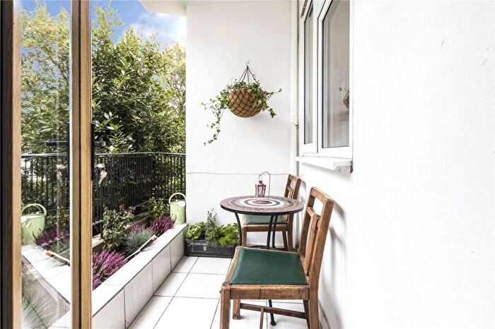 2 Bedroom Apartment For Sale In Gipsy Road, West Norwood, London, SE27