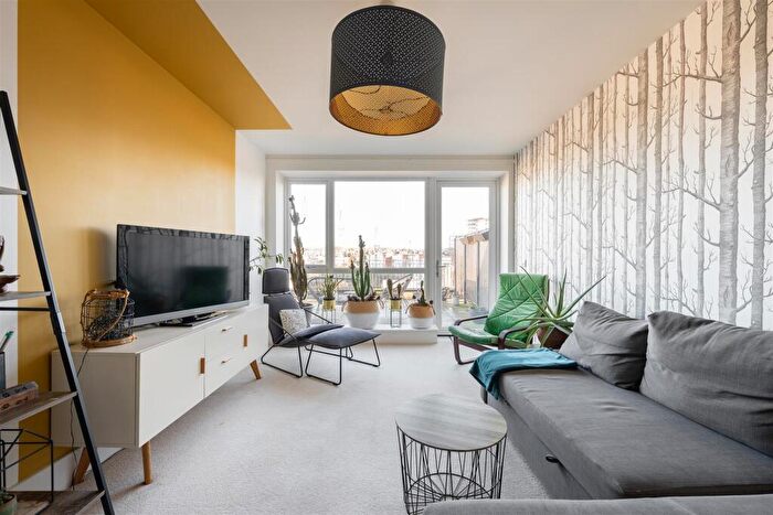 3 Bedroom Penthouse For Sale In Fulbourne Road, Walthamstow, E17
