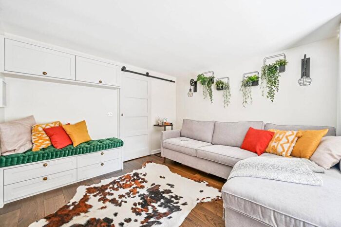 2 Bedroom Flat To Rent In Hopton Road, Woolwich, London, SE18