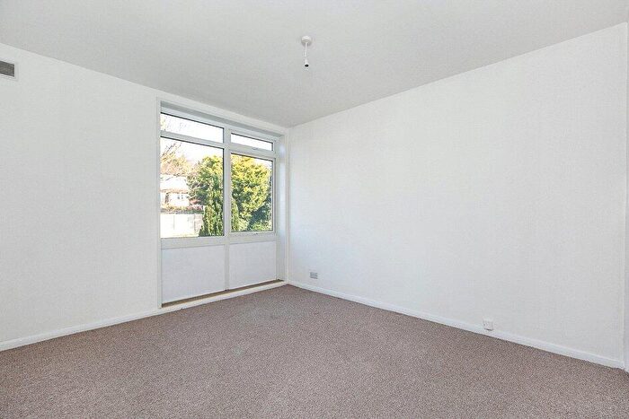 2 Bedroom Apartment For Sale In The Pines, Purley, Surrey, CR8