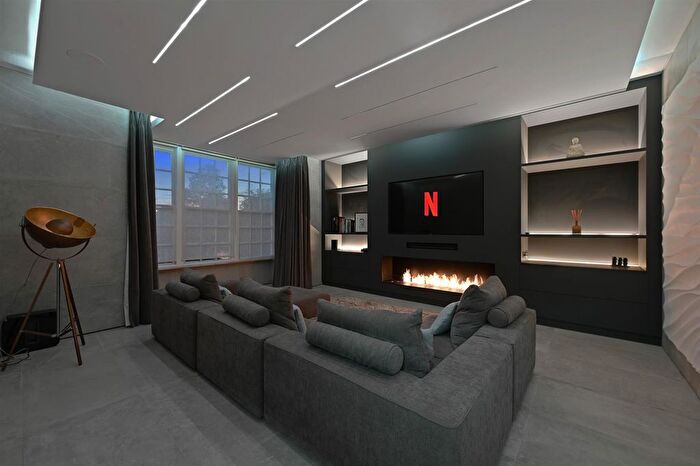 4 Bedroom Flat For Sale In West Hill, Harrow, HA2