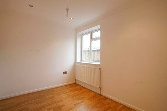 2 Bedroom Flat To Rent In Walton Avenue, Harrow, HA2