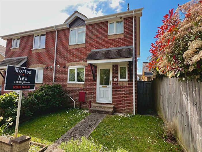 3 Bedroom Semi-Detached House For Sale In Woodmills Close, Stalbridge, DT10