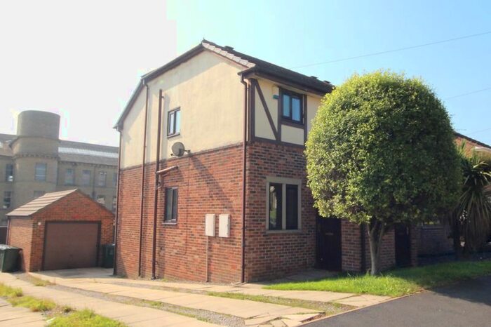 2 Bedroom Town House To Rent In Clydesdale Drive, Buttershaw, Bradford BD6