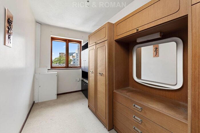 2 Bedroom Flat For Sale In Cloister House, Wimbledon, SW19