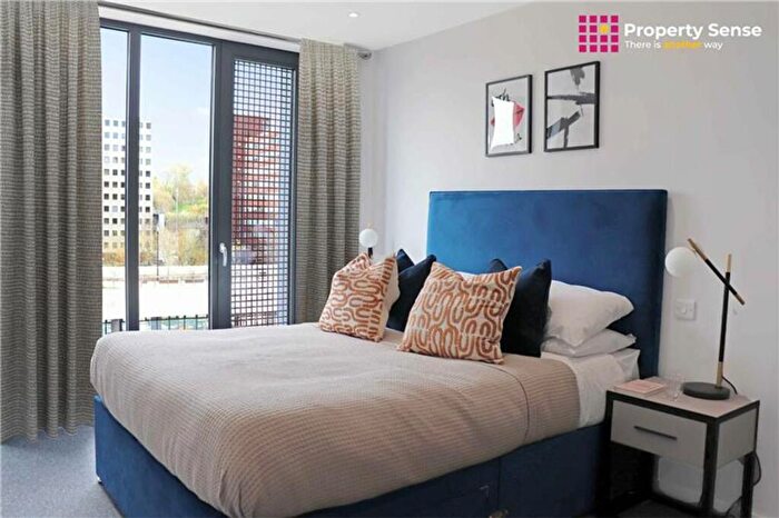 2 Bedroom Apartment To Rent In Daw Bank, Stockport, SK3