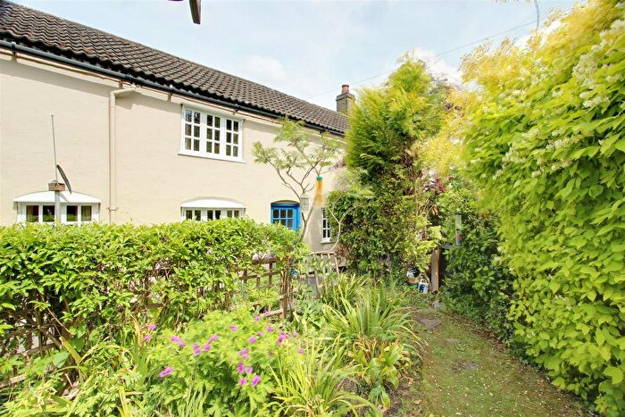 3 Bedroom Semi-Detached House For Sale In Chequers Lane, Pitstone, LU7