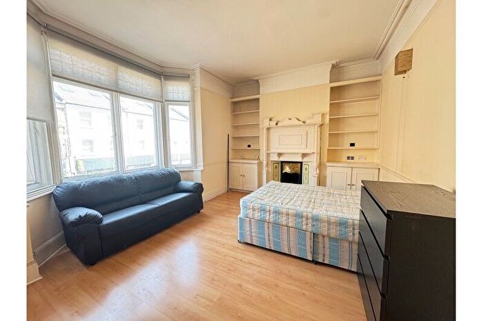 3 Bedroom Flat To Rent In Fulham Palace Road, Hammersmith, London, W6