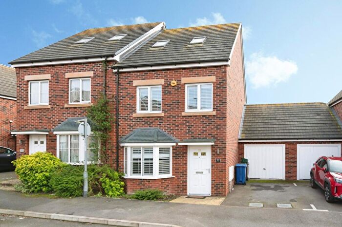 4 Bedroom Semi Detached House For Sale In Treetops Close, Grays, Essex, RM17