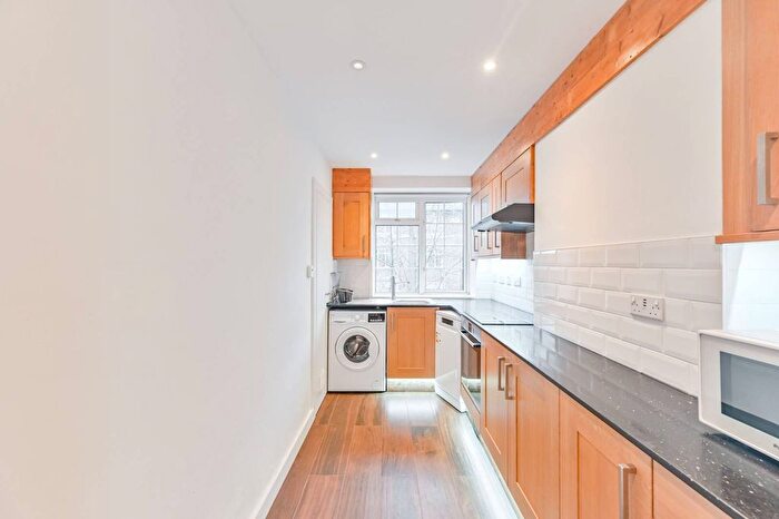 3 Bedroom Flat To Rent In Davidson Gardens, Vauxhall, London, SW8