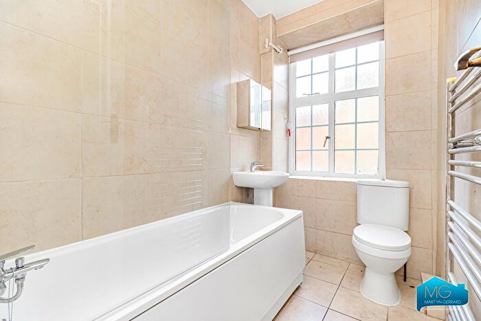 1 Bedroom Flat To Rent In North End Road, Golders Green, London, NW11