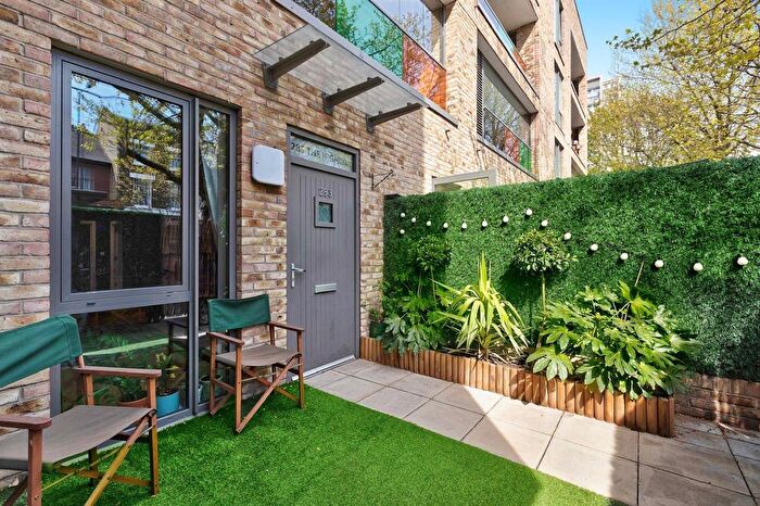 2 Bedroom Maisonette For Sale In The Highway, Shadwell, London, E1W