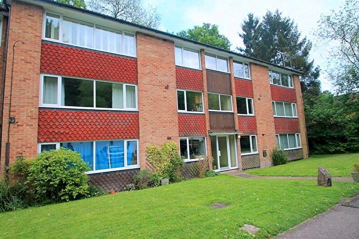 2 Bedroom Flat To Rent In Bedroom First Floor Flat In Caterham Valley, CR3
