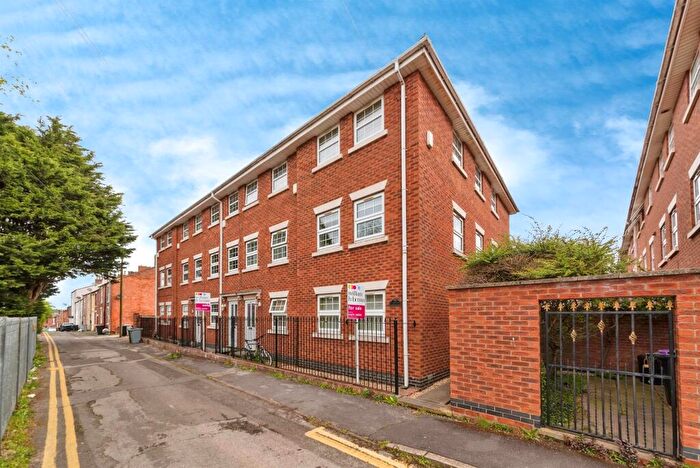 3 Bedroom Town House For Sale In Queen Street, Grantham, NG31