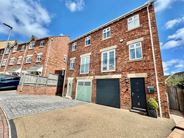4 Bedroom Semi-Detached House For Sale In Heathcote Close, Woolley Grange, Barnsley, S75