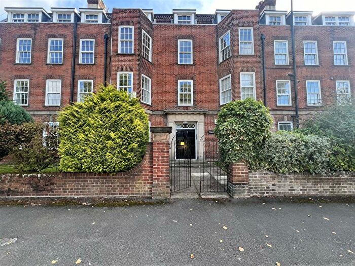 3 Bedroom Flat To Rent In Stirling Court, Stirling Road, Birmingham, B16