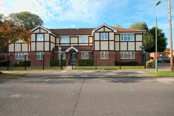 2 Bedroom Flat To Rent In Cedar Avenue, Sidcup, DA15