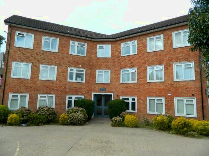 2 Bedroom Flat To Rent In Pelham Court, Bishopric, Horsham, RH12