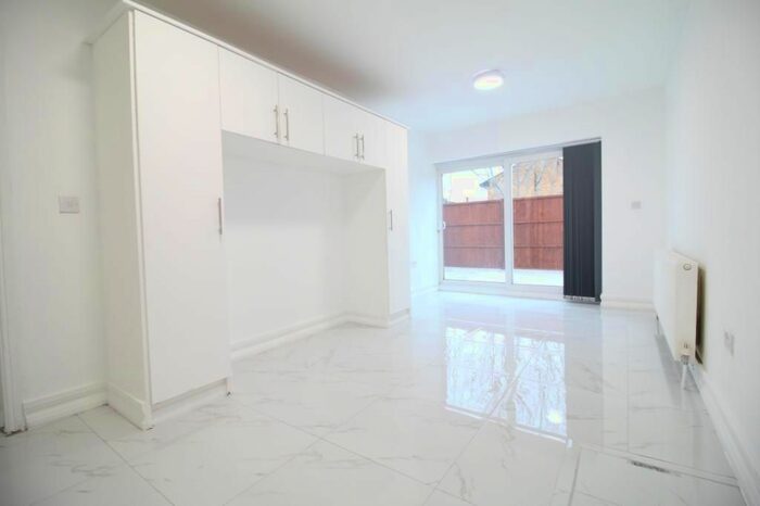 2 Bedroom Flat To Rent In The Drive, Slough SL3