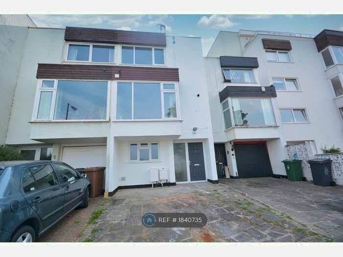 Studio To Rent In Echo Heights, Chingford, E4