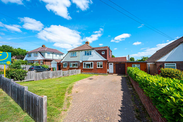 3 Bedroom Semi Detached House For Sale In Saffron Platt, Stoughton, Guildford, GU2