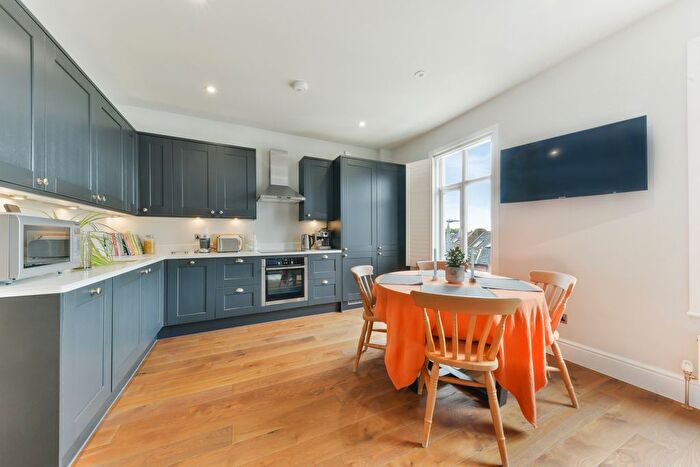 2 Bedroom Flat To Rent In Replingham Road, SW18